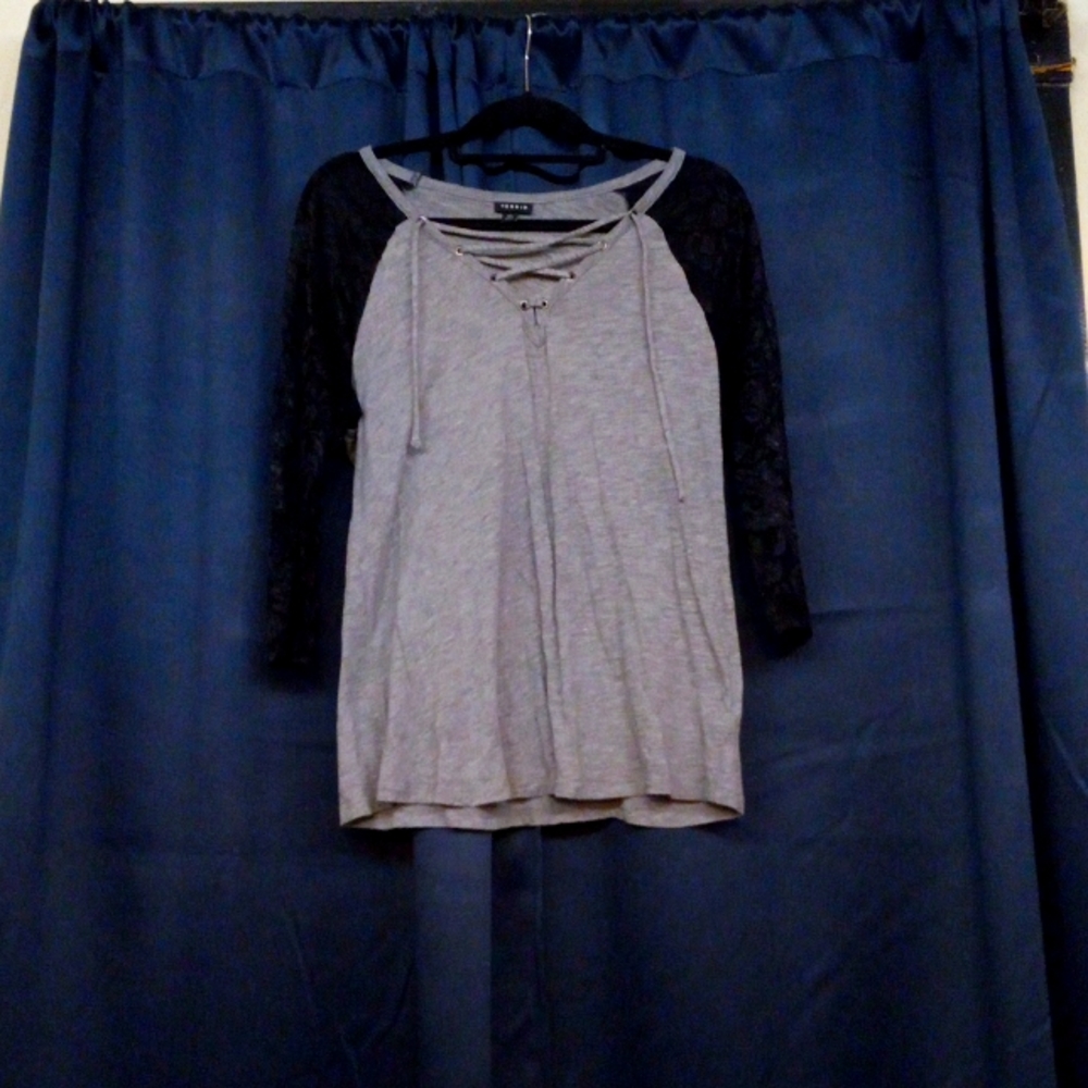 Torrid 00 3/4 Lace Sleeves Grey and Black